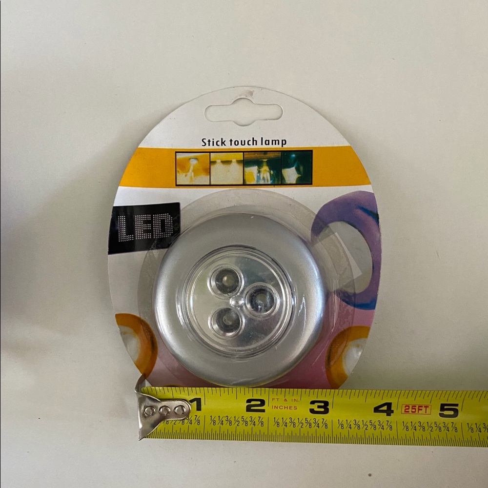 NWT Stick anywhere lights (3)